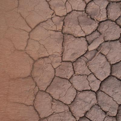 Εικόνα ξηρού χώματος με ρωγμές, που μοιάζει με την εικόνα του αφυδατωμένου δέρματος. 